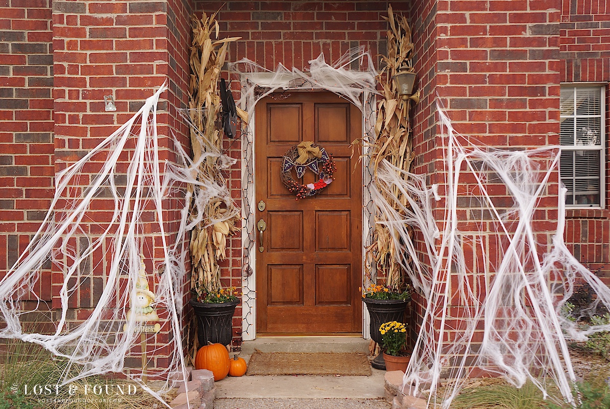 Simple and Fun Halloween Entryway - Lost & Found Decor